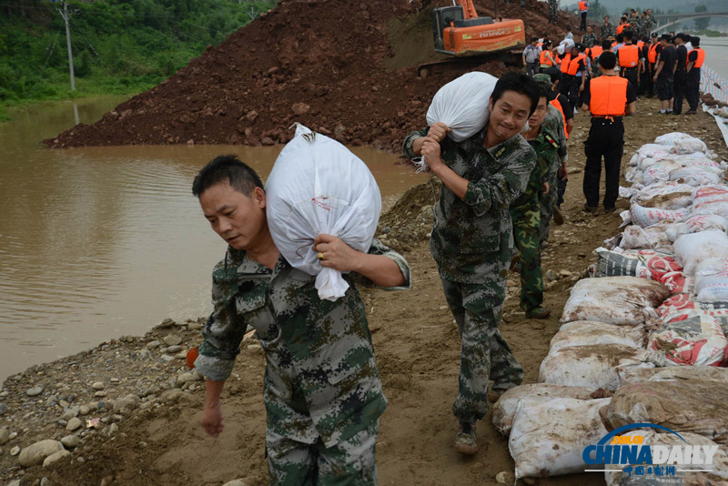 四川蓬安：搶筑防洪堤 書記縣長扛沙袋