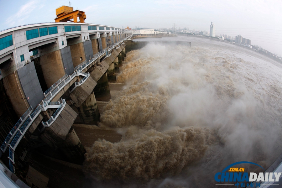 高清組圖：長江葛洲壩開閘泄洪 濁浪騰空