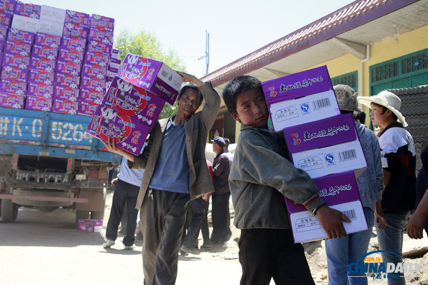 甘肅岷縣：震后救援工作有序進(jìn)行 遇難者陸續(xù)下葬