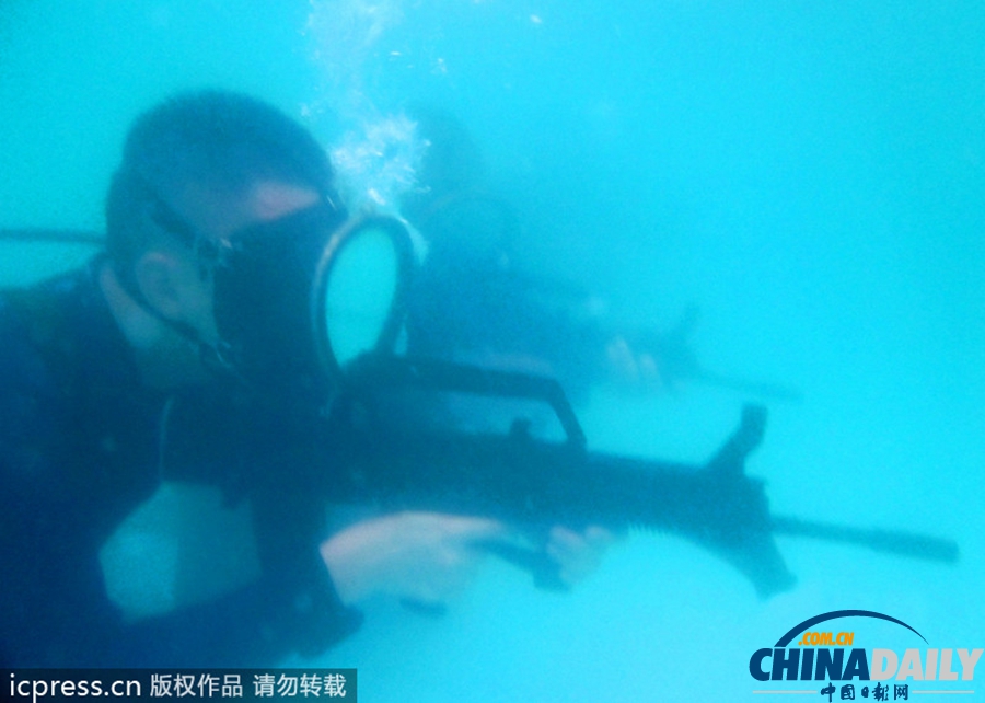成都軍區(qū)戰(zhàn)士舉行水下演習 陌生水域磨利劍