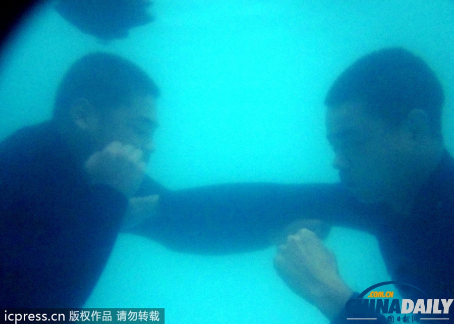成都軍區戰士舉行水下演習 陌生水域磨利劍