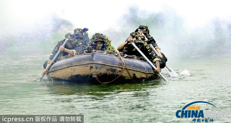 成都軍區(qū)戰(zhàn)士舉行水下演習 陌生水域磨利劍