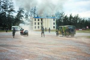 解放軍在10環(huán)內(nèi)畫小圈“11環(huán)”練狙槍瞄準(zhǔn)(圖)