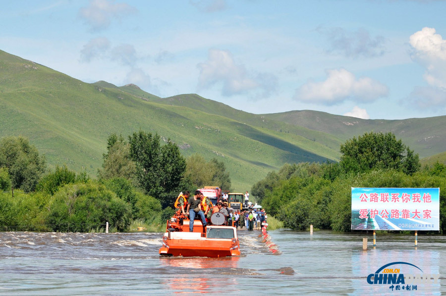 呼倫貝爾：武警動用裝甲運兵車轉移受災群眾