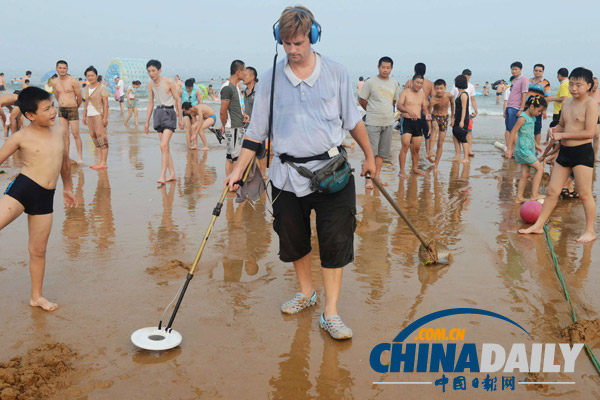 山東青島：外國友人義務清理沙灘廢舊金屬