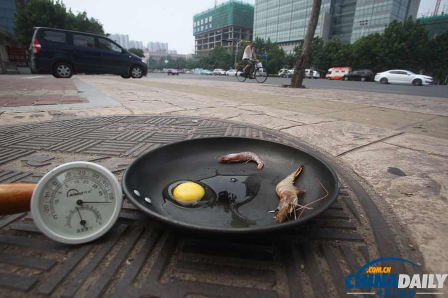 濟南市民馬路煎雞蛋體驗高溫