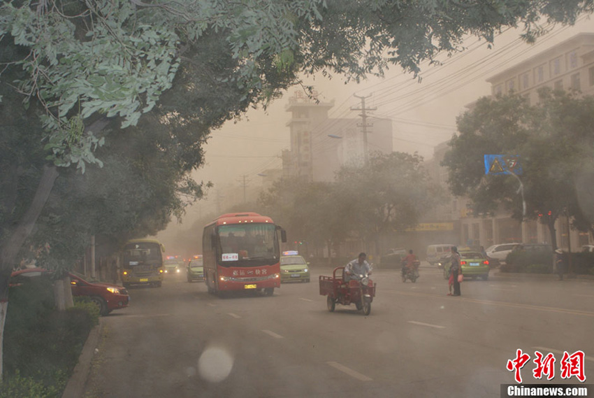 高清：甘肅河西走廊遭遇沙塵暴襲擊