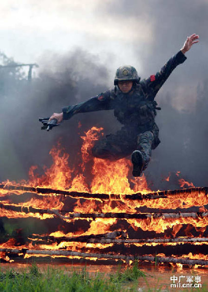 我軍特種兵極限獵人訓練曝光 教官態度很粗暴