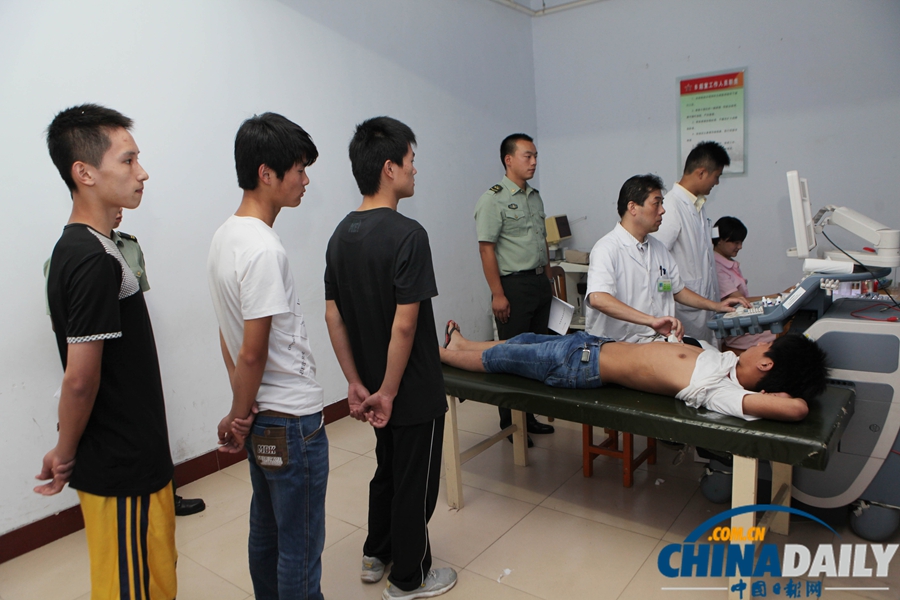 2013年夏秋季征兵工作全面展開 青年全裸體檢