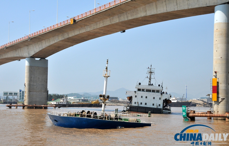 浙江臺州：5000噸級貨船撞大橋遇險