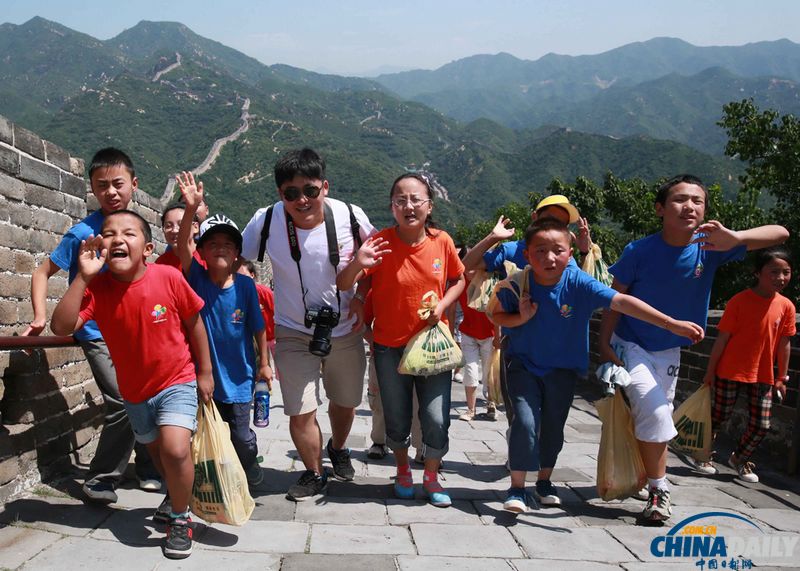 北京：地震孤兒游覽長(zhǎng)城