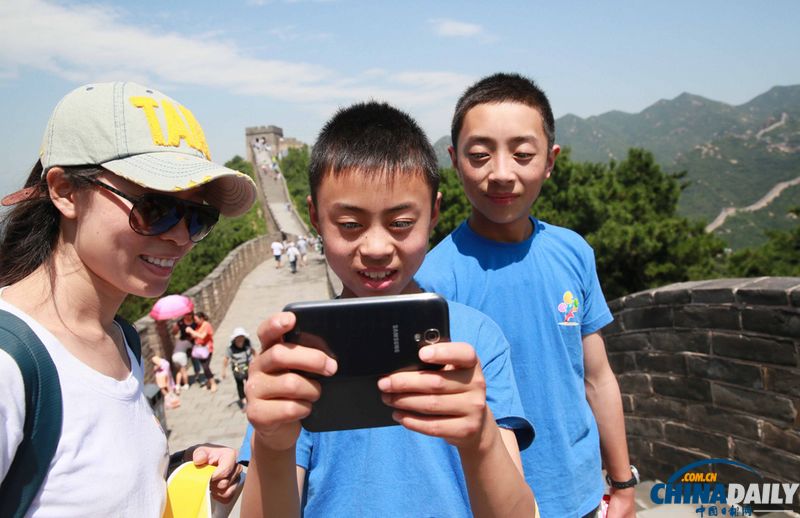 北京：地震孤兒游覽長城