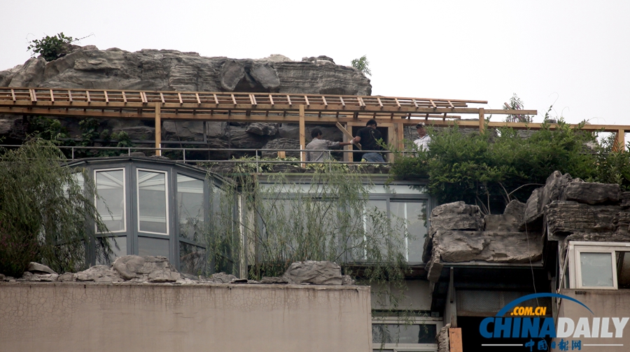 高清組圖：北京人濟(jì)山莊樓頂違建別墅開始拆除