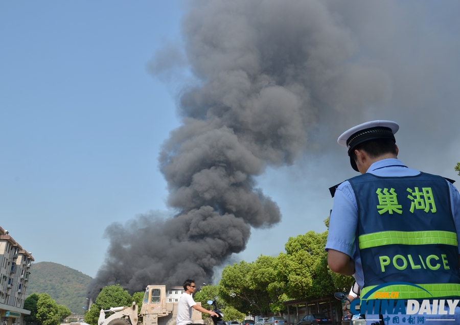 高清組圖：安徽巢湖一工廠發(fā)生大火