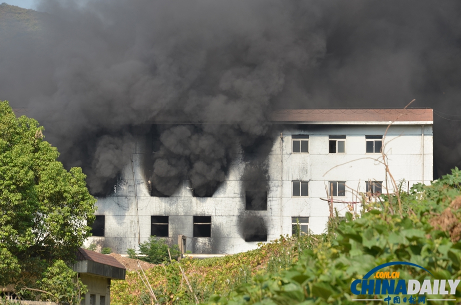 高清組圖：安徽巢湖一工廠發(fā)生大火