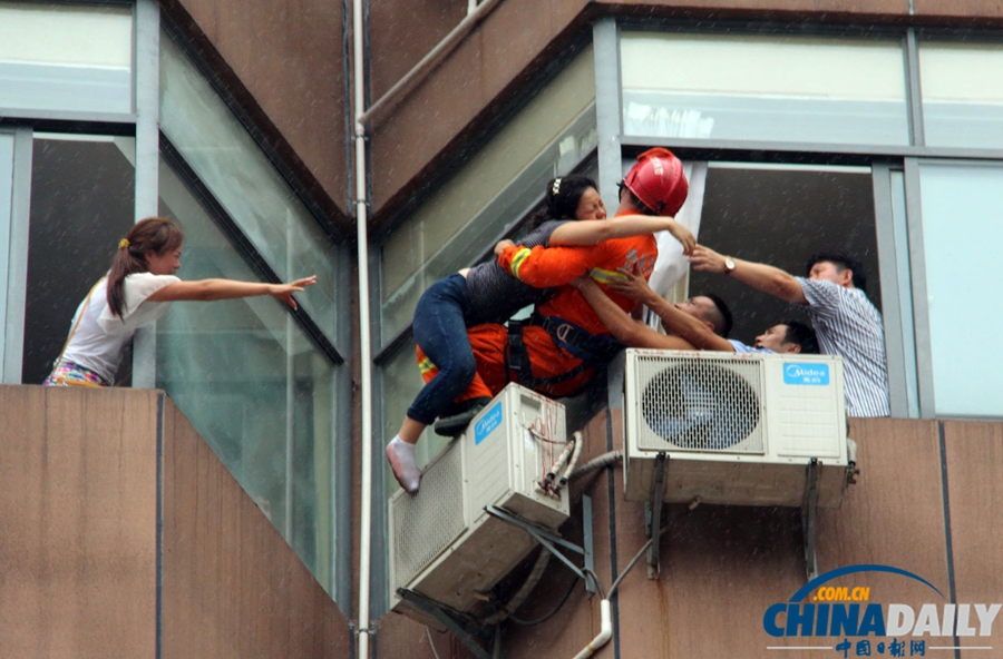 女子因感情糾紛割腕輕生 消防奪窗而出將其抱住