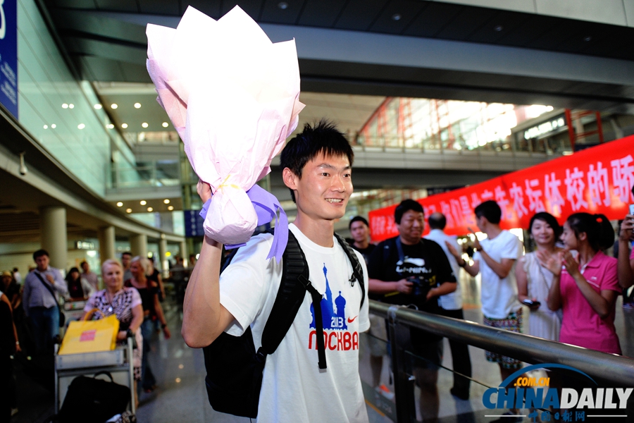 北京：張培萌莫斯科載譽歸來 獲贈鮮花笑容滿面