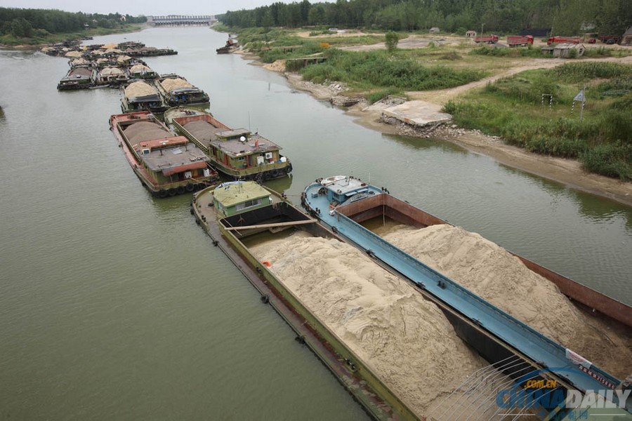 安徽蒙城：干旱致渦河蒙城閘斷航 千余貨船被困