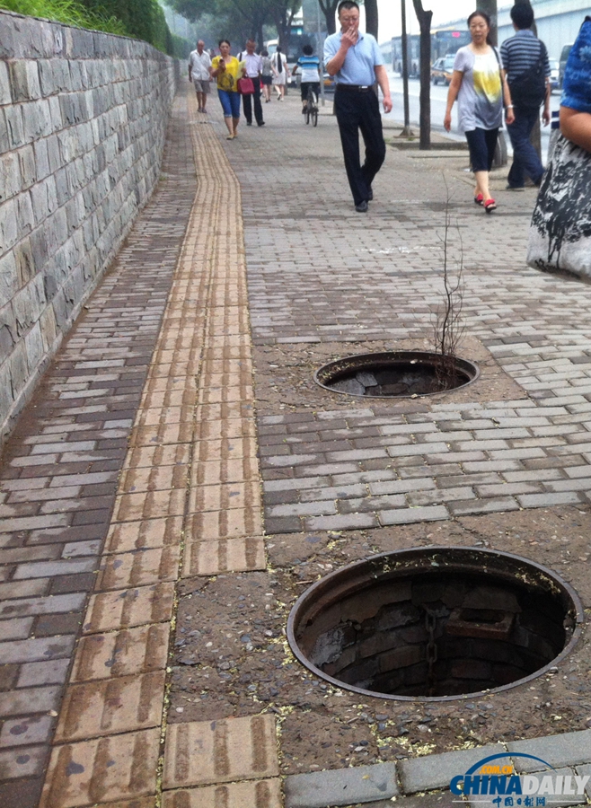 北京盲道旁兩處井蓋不翼而飛 安全隱患引擔憂