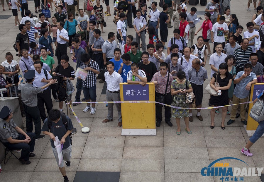 清華大學開展新生自主報到 家長被攔警戒線外