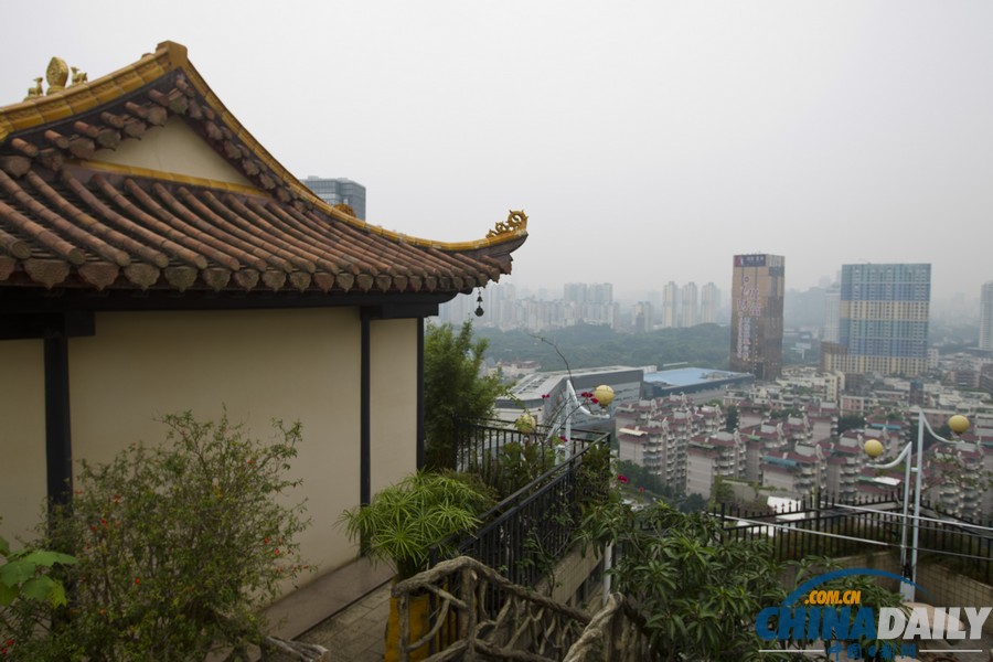 深圳現最牛違建：住宅樓頂疑似有座“廟”