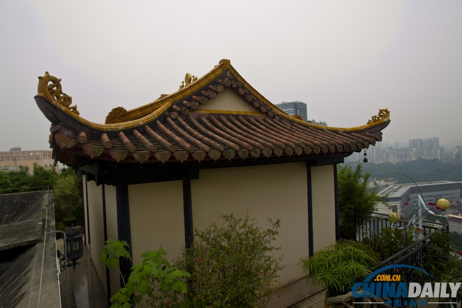 深圳現(xiàn)最牛違建：住宅樓頂疑似有座“廟”