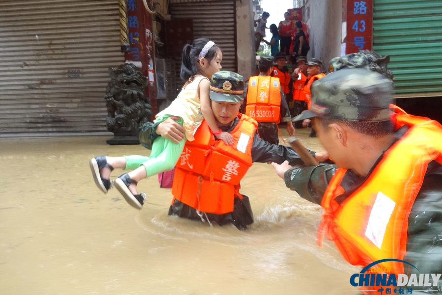 福建三明：武警全力抗擊臺(tái)風(fēng)“潭美”