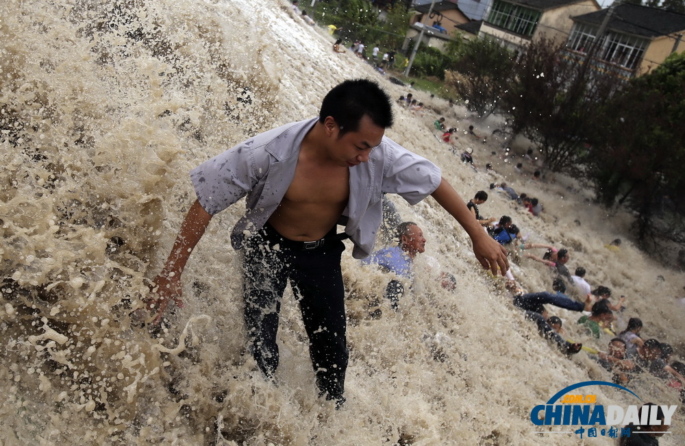 浙江海寧大潮沖下護堤