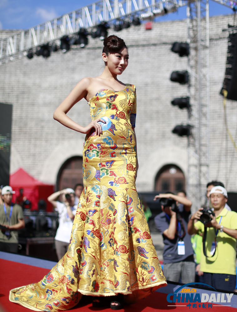 中國（大同）國際汽車文化節開幕 美女車模爭奇斗艷