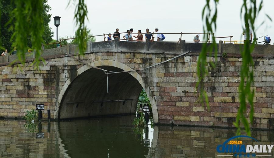 杭州西泠橋被撞石橋欄修復如初