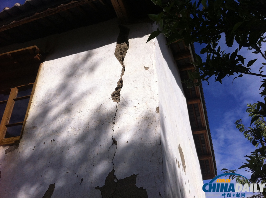 高清：川滇交界發生5.1級地震 迪慶消防官兵徒步挺進災區救援