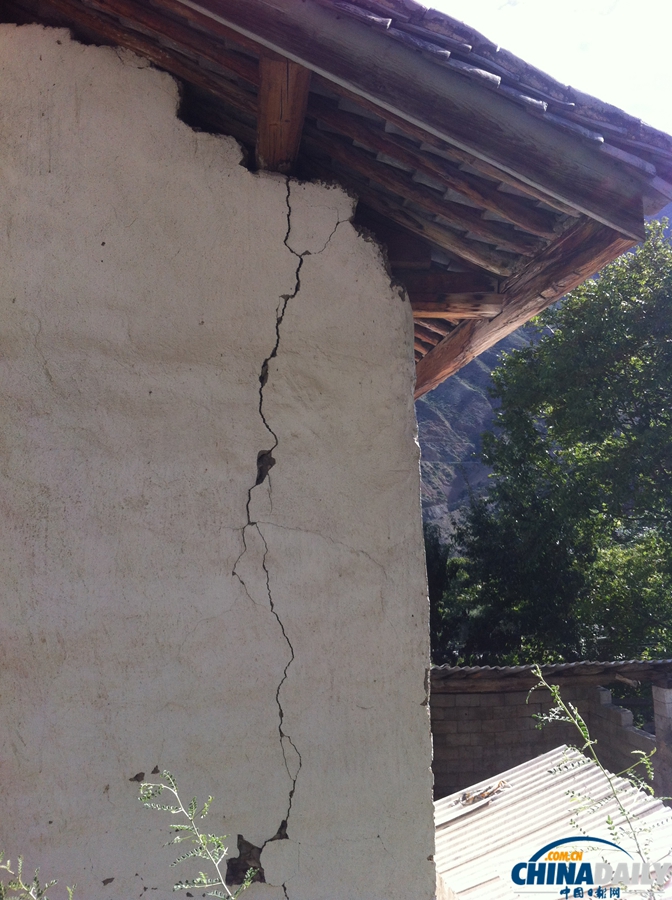 高清：川滇交界發(fā)生5.1級(jí)地震 迪慶消防官兵徒步挺進(jìn)災(zāi)區(qū)救援