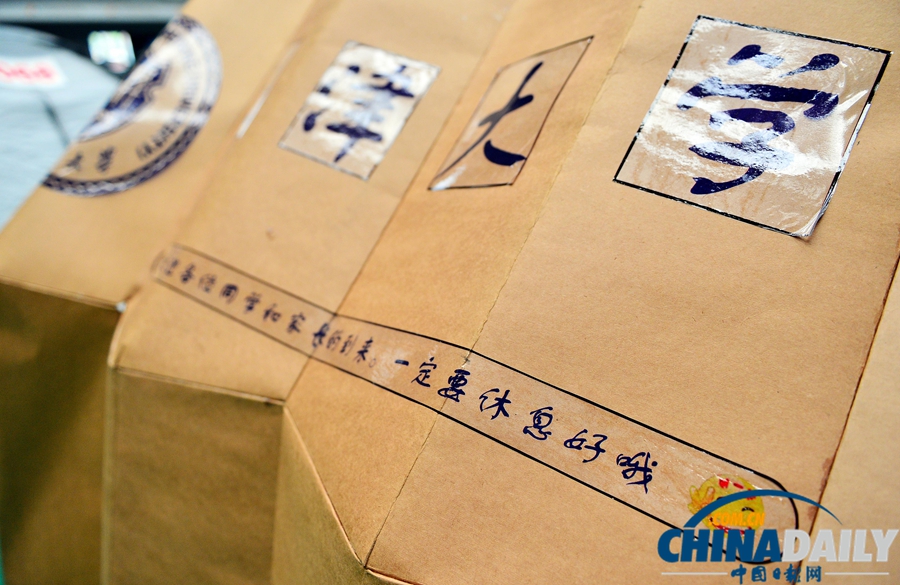 天津大學(xué)“帳篷村”迎來新生家長(zhǎng)入住 享受洗浴生活保障