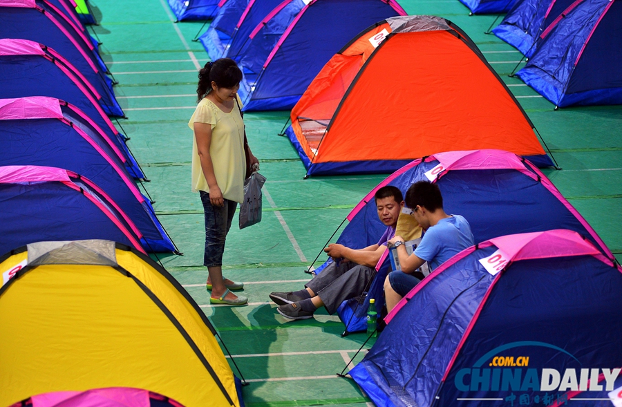 天津大學“帳篷村”迎來新生家長入住 享受洗浴生活保障