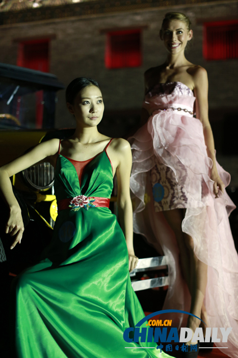 中國（大同）國際汽車文化節開幕 美女車模爭奇斗艷