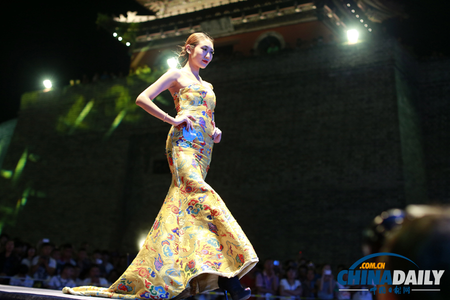 中國（大同）國際汽車文化節(jié)開幕 美女車模爭奇斗艷