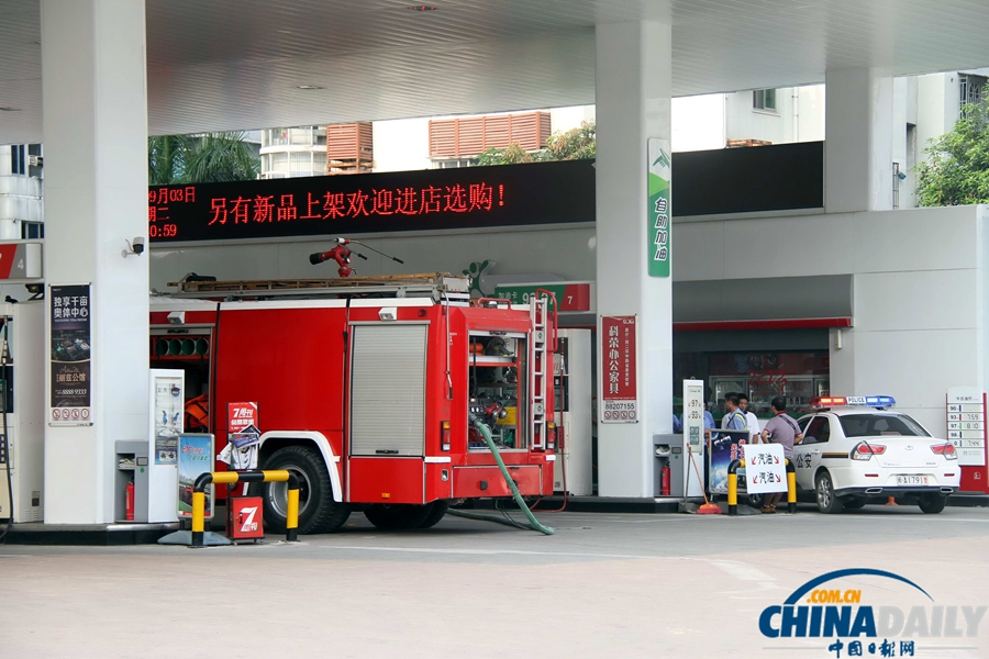 清晨男子“占領(lǐng)”加油站便利店 民警拔槍逮捕