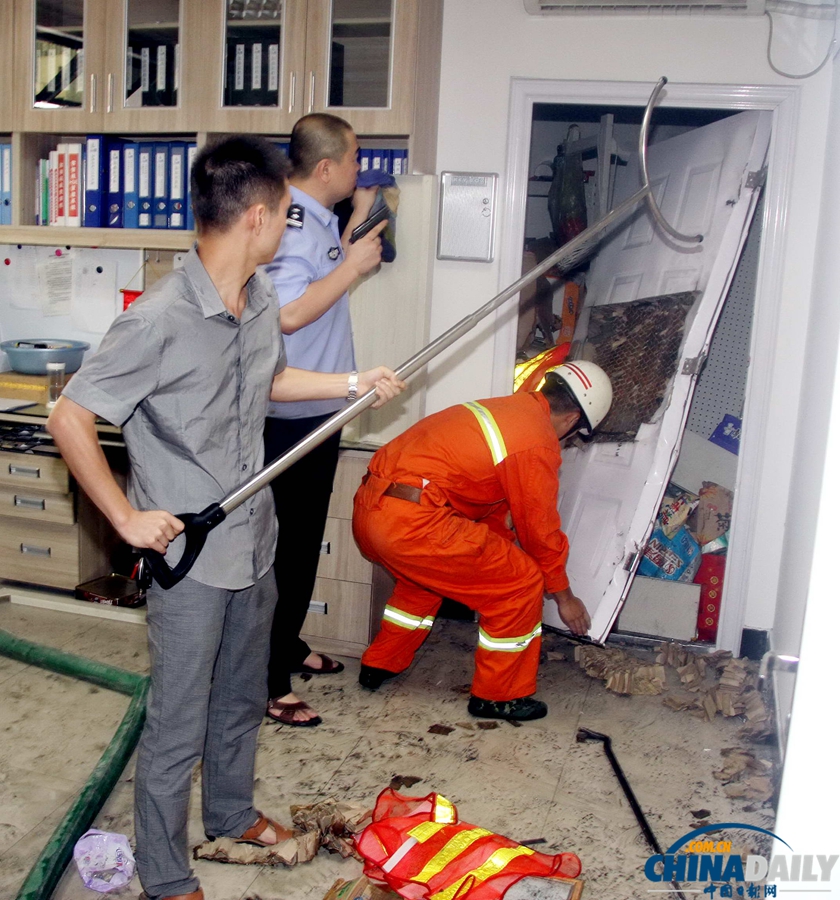 清晨男子“占領”加油站便利店 民警拔槍逮捕