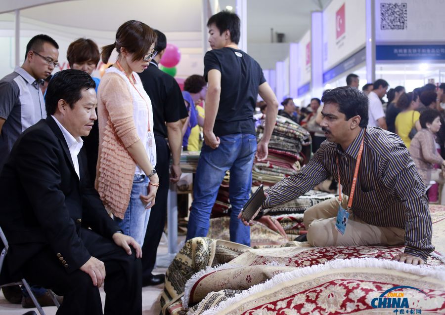 市民進入亞歐博覽會展館參觀