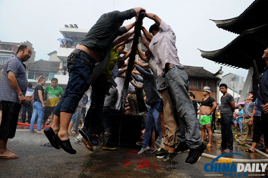 高清組圖：浦江百姓“戲水龍”