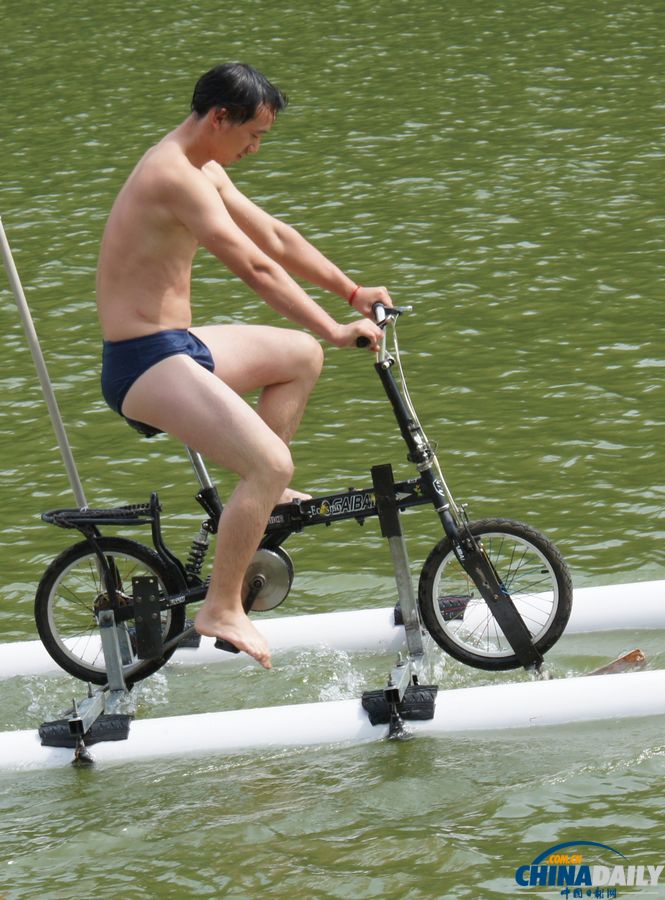 貴州鎮寧：退休公務員造出“水上自行車”
