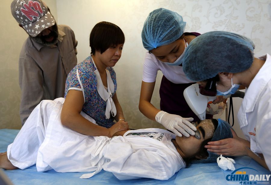 杭州：10歲輟學“毛孩”受關愛 接受面部激光脫毛