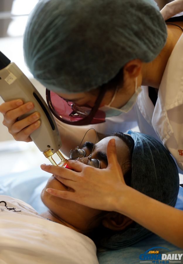 杭州：10歲輟學“毛孩”受關愛 接受面部激光脫毛