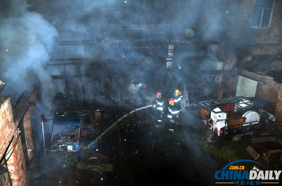 浙江溫嶺民房凌晨失火 火勢蔓延危及皮革倉庫