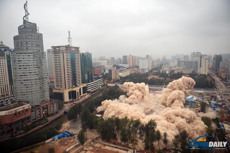 八十年代“昆明第一高樓”——昆明工人文化宮成功實施爆破拆除