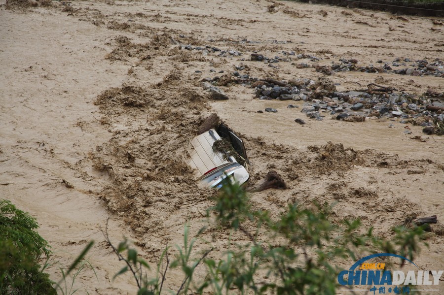 云南山洪泥石流沖斷路橋 2車墜河致4人死7人失蹤