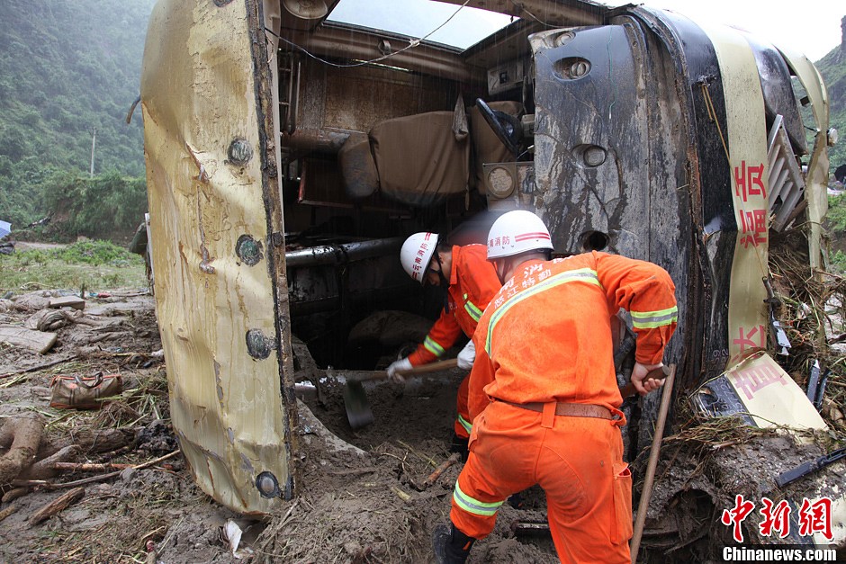 云南山洪泥石流沖斷路橋 2車墜河致4人死7人失蹤