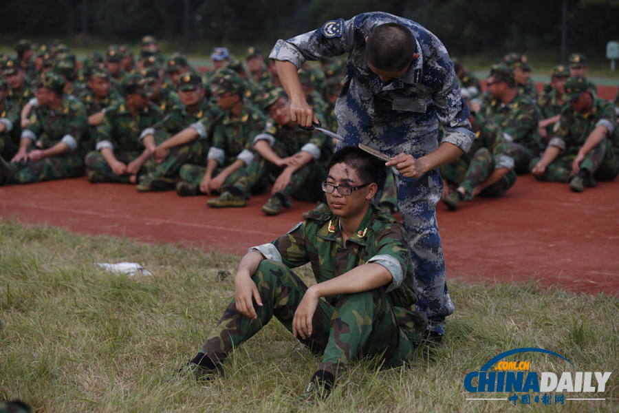 浙江杭州：男生發長不合格 教官執剪剃平頭