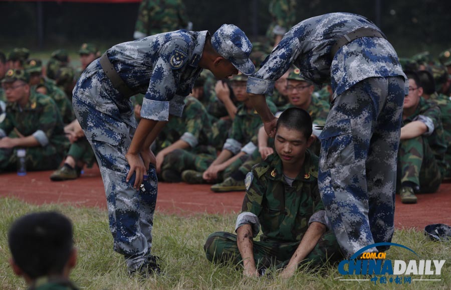 浙江杭州：男生發(fā)長(zhǎng)不合格 教官執(zhí)剪剃平頭