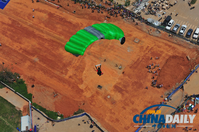 奧地利“蜘蛛俠”邁克·凱米特徒手攀爬長(zhǎng)沙第一高樓